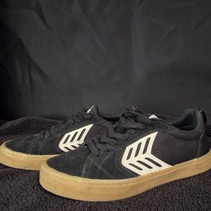 Cariuma OCA Low Black Canvas Sneakers – Gum Sole – Men’s 9.5 / Women’s 11